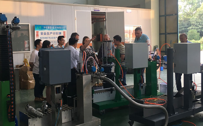 俄羅斯客戶來我司參觀考察簽訂自動(dòng)灌裝機(jī)訂購(gòu)合同1