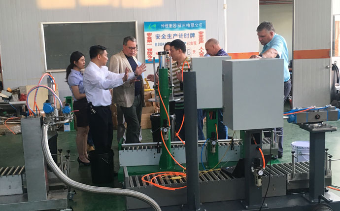 俄羅斯客戶來我司參觀考察簽訂自動(dòng)灌裝機(jī)訂購(gòu)合同