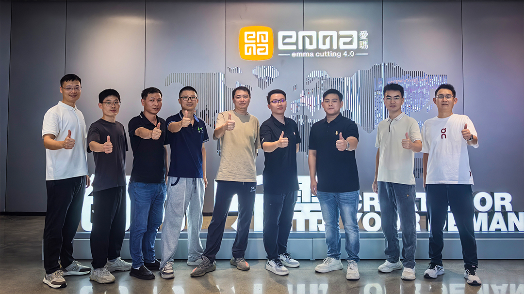 參觀團與愛瑪公司相關(guān)負責(zé)人合影
